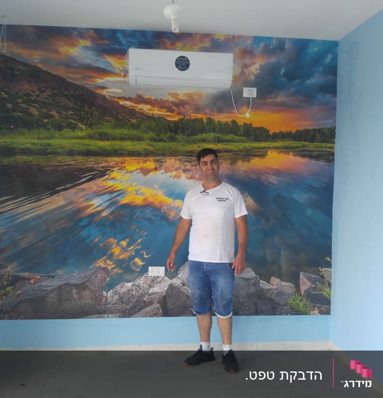 טפט נוף טבעי עם הרים ואגם בחדר